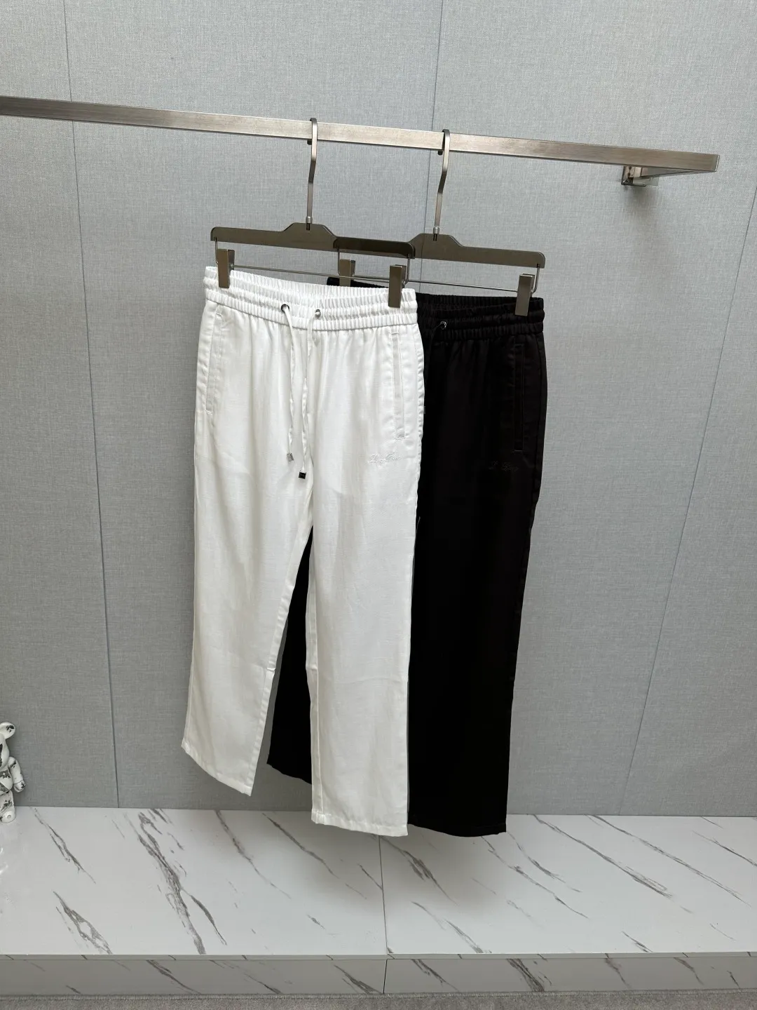 Lp* fitted version 2026 spring and summer silk linen casual pants, with Classic simplicity as the main tone, cleverly integrated with counter hardware and accessories elements, breaking the monotony of traditional casual pants and highlighting individuality and uninhibitedness. The three-dimensional tailoring fits the body shape and the design is neat and stylish, easily elongating the leg lines and creating a casual and casual style. The high-quality fabric is Wear-Resistant, breathable and comfortable, suitable for daily outings or light outdoor scenes. The detailed webbing embellishment adds a fashionable texture and can be easily controlled. It is an indispensable fashion item in the autumn and winter transition seasons. On sale in stock M—4XL